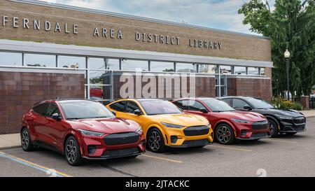 FERNDALE, MI/USA - 20 AGOSTO 2022: Quattro SUV Ford Mustang Mach-e a Mustang Alley sulla rotta della crociera da sogno di Woodward. Foto Stock