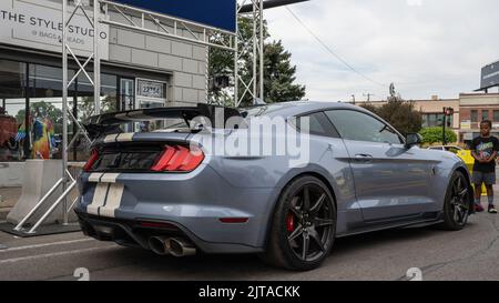 FERNDALE, MI/USA - 20 AGOSTO 2022: Un ragazzino ammira un'auto 2022 Ford Mustang Shelby GT500 a Mustang Alley sulla rotta Woodward Dream Cruise. Foto Stock