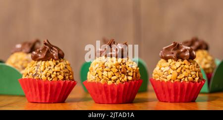 Brigadeiro Gourmet Brasiliano con crema di castagne e nocciole in foto ravvicinata. Piatti brasiliani, dessert. Foto Stock