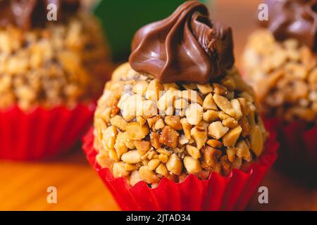 Brigadeiro Gourmet Brasiliano con crema di castagne e nocciole in foto ravvicinata. Piatti brasiliani, dessert. Foto Stock