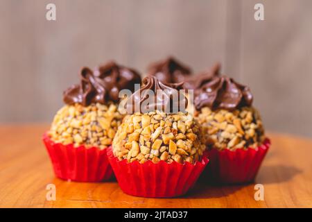 Brigadeiro Gourmet Brasiliano con crema di castagne e nocciole in foto ravvicinata. Piatti brasiliani, dessert. Foto Stock