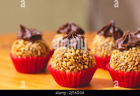 Brigadeiro Gourmet Brasiliano con crema di castagne e nocciole in foto ravvicinata. Piatti brasiliani, dessert. Foto Stock