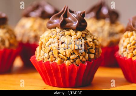 Brigadeiro Gourmet Brasiliano con crema di castagne e nocciole in foto ravvicinata. Piatti brasiliani, dessert. Foto Stock