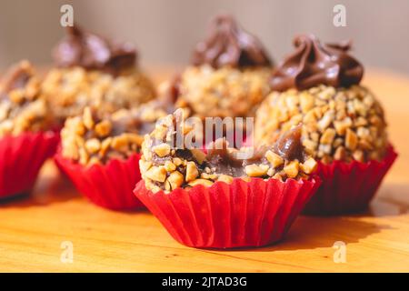 Brigadeiro Gourmet Brasiliano con crema di castagne e nocciole in foto ravvicinata. Piatti brasiliani, dessert. Foto Stock