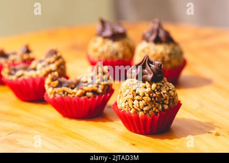 Brigadeiro Gourmet Brasiliano con crema di castagne e nocciole in foto ravvicinata. Piatti brasiliani, dessert. Foto Stock