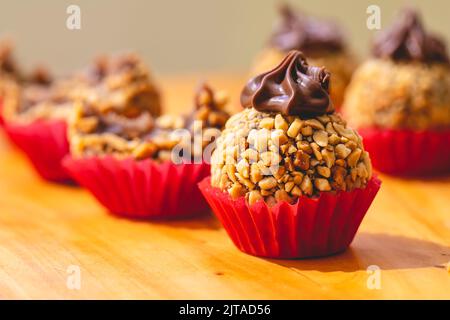 Brigadeiro Gourmet Brasiliano con crema di castagne e nocciole in foto ravvicinata. Piatti brasiliani, dessert. Foto Stock