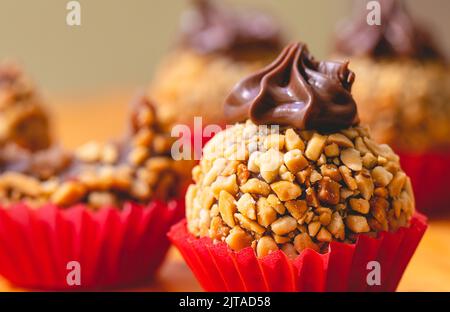 Brigadeiro Gourmet Brasiliano con crema di castagne e nocciole in foto ravvicinata. Piatti brasiliani, dessert. Foto Stock