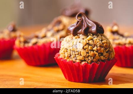 Brigadeiro Gourmet Brasiliano con crema di castagne e nocciole in foto ravvicinata. Piatti brasiliani, dessert. Foto Stock