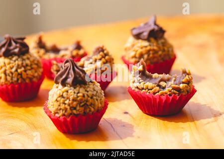 Brigadeiro Gourmet Brasiliano con crema di castagne e nocciole in foto ravvicinata. Piatti brasiliani, dessert. Foto Stock