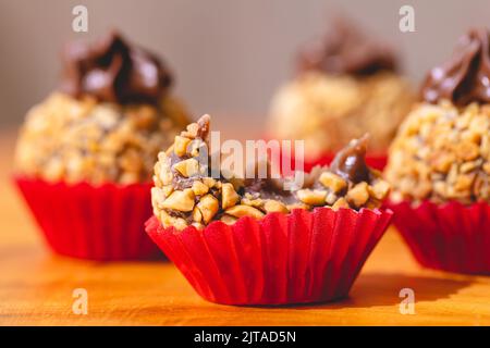 Brigadeiro Gourmet Brasiliano con crema di castagne e nocciole in foto ravvicinata. Piatti brasiliani, dessert. Foto Stock