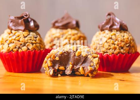 Brigadeiro Gourmet Brasiliano con crema di castagne e nocciole in foto ravvicinata. Piatti brasiliani, dessert. Foto Stock