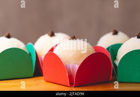 Bacio di cocco ( in portoghese: Beijinho de coco ). Il 'Beijinho' è una tipica caramella brasiliana di solito servita per feste di compleanno. Foto Stock