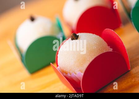 Bacio di cocco ( in portoghese: Beijinho de coco ). Il 'Beijinho' è una tipica caramella brasiliana di solito servita per feste di compleanno. Foto Stock