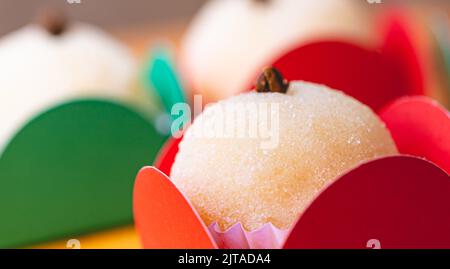 Bacio di cocco ( in portoghese: Beijinho de coco ). Il 'Beijinho' è una tipica caramella brasiliana di solito servita per feste di compleanno. Foto Stock