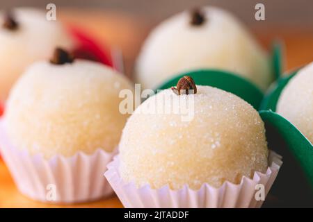 Bacio di cocco ( in portoghese: Beijinho de coco ). Il 'Beijinho' è una tipica caramella brasiliana di solito servita per feste di compleanno. Foto Stock