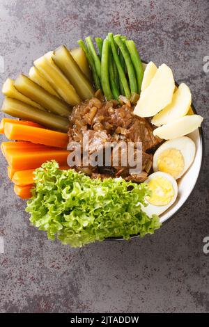 Selat solo o Javanese Bistik East javanese cibo tradizionale indonesiano closeup culinario nella ciotola sul tavolo. Vista verticale dall'alto Foto Stock