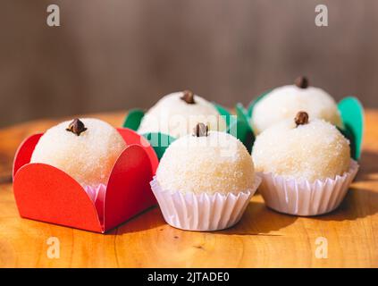 Bacio di cocco ( in portoghese: Beijinho de coco ). Il 'Beijinho' è una tipica caramella brasiliana di solito servita per feste di compleanno. Foto Stock