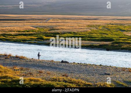 Un bellissimo scatto di un pescatore nel Parco Nazionale di Deosai a Skardu, Pakistan Foto Stock