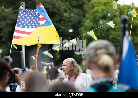 Washington, Stati Uniti. 27th ago, 2022. Washington, DC - 27 agosto 2022: Il cantante ucraino Volodymyr Sukhin canta gli inni nazionali degli Stati Uniti e dell'Ucraina. Ucraini, bielorussi, georgiani e altri si sono riuniti in Piazza Lafayette per celebrare il giorno dell'indipendenza dell'Ucraina prima di marciare verso la statua di Taras Shevchenko, un poeta ucraino, per una breve cerimonia. Il raduno ha anche segnato il 6° anniversario dell'invasione russa dell'Ucraina. (Foto di Kyle Anderson/Sipa USA) Credit: Sipa USA/Alamy Live News Foto Stock