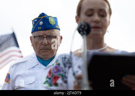 Washington, Stati Uniti. 27th ago, 2022. Washington, DC - 27 agosto 2022: Un membro della Ukrainian-American Veterans Association si presenta come Nadia McConnel, presidente della US-Ukraine Foundation. Ucraini, bielorussi, georgiani e altri si sono riuniti in Piazza Lafayette per celebrare il giorno dell'indipendenza dell'Ucraina prima di marciare verso la statua di Taras Shevchenko, un poeta ucraino, per una breve cerimonia. Il raduno ha anche segnato il 6° anniversario dell'invasione russa dell'Ucraina. (Foto di Kyle Anderson/Sipa USA) Credit: Sipa USA/Alamy Live News Foto Stock