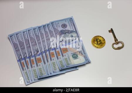 Bitcoin, concetto di sicurezza del dollaro. Moneta d'oro a chiave isolata su sfondo bianco Foto Stock