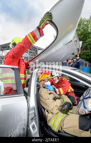 I vigili del fuoco utilizzano attrezzature specializzate per esercitarsi a estrarre uno stand nel conducente che indossa i sensori al Cardiff Gate Training Centre. Foto Stock