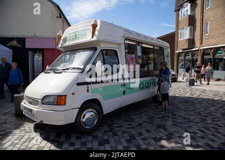 Ford furgone vendita icecream a Colquhoun Square, Helensburgh, Scozia Foto Stock