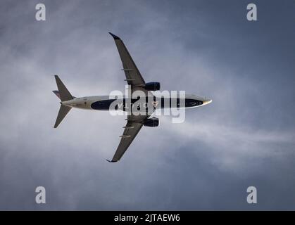 Un jet Delta Airlines che sorvola Boston a NYC, USA Foto Stock