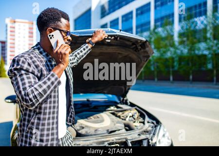 afro american richiesta di assistenza per il servizio auto Foto Stock