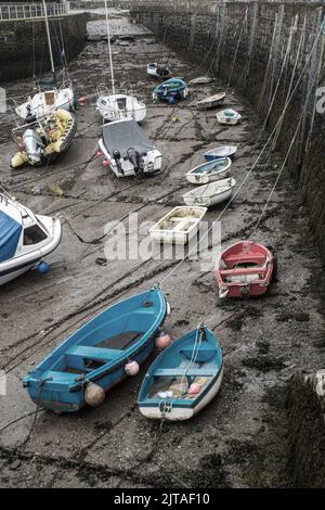 Piccole barche ormeggiate a Lynmouth Harbour, North Devon, Inghilterra, con la bassa marea Foto Stock