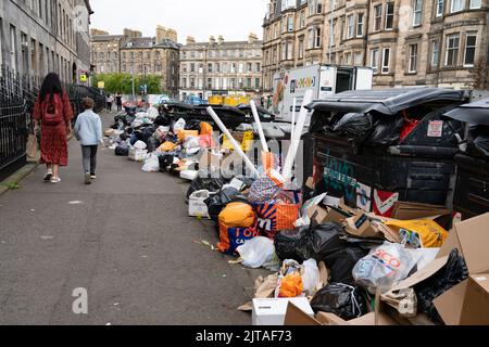 Edimburgo, Scozia, Regno Unito. 29th agosto 2022. Gli “bin men” di Edimburgo colpiscono la seconda settimana e le strade della città sono coperte di rifiuti dai traboccanti bidoni della spazzatura. Iain Masterton/Alamy Live News Foto Stock