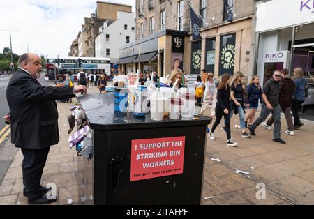 Edimburgo, Scozia, Regno Unito. 29th agosto 2022. Gli “bin men” di Edimburgo colpiscono la seconda settimana e le strade della città sono coperte di rifiuti dai traboccanti bidoni della spazzatura. PIC; traboccanti bidoni sulla trafficata Princes Street. Iain Masterton/Alamy Live News Foto Stock