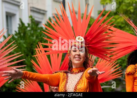 Notting Hill, Londra, Regno Unito. 29th ago, 2022. Il più grande festival di strada d’Europa è tornato nelle strade di Notting Hill dopo gli anni annullati a causa della pandemia di Covid. Ballerini esotici a tema giamaicano e gruppi musicali sfilavano per le strade, con cibo e intrattenimento di strada in tutta l'area che si aggiungono all'evento. La Grand Parade si svolge il lunedì delle festività come culmine del festival di tre giorni, iniziato nel 1966. Scuola Paraiso di ballerine samba Foto Stock