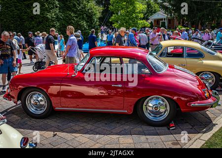 Highlands, NC - 11 giugno 2022: Vista laterale in prospettiva alta di una Porsche 1962 T6B Notchback Coupe ad una fiera automobilistica locale. Foto Stock