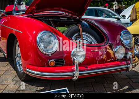 Highlands, NC - 11 giugno 2022: Primo piano dettaglio vista frontale di una Porsche 1959 Convertibile D in occasione di una fiera automobilistica locale. Foto Stock