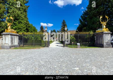 L'ingresso barocco al Wenkenpark di Riehen è custodito da due cervi dorati modellati sullo scultore francese Jean Goujon (XVI secolo), Basilea-Città c. Foto Stock