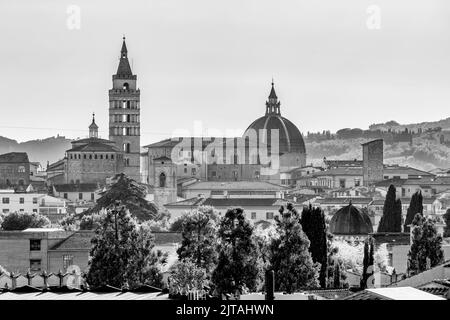 Vista panoramica in bianco e nero dello skyline del centro storico di Pistoia Foto Stock