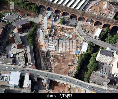 Vista aerea del nuovo Interchange Park di Stockport che esce dal terreno nel centro di Stockport sulla Daw Bank & Viaduct Street Foto Stock