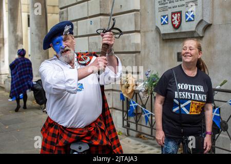 Attivisti della resistenza scozzese di fronte al memoriale di Sir William Wallace a Londra , Regno Unito Foto Stock