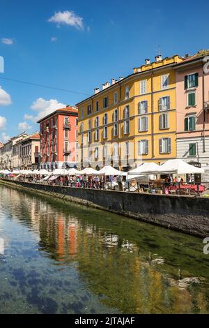 Milano, Italia - 24 giugno 2022: Vista verticale del Naviglio Grande in Lombardia. Architettura colorata con cielo blu durante il giorno d'estate. Foto Stock