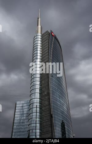 Milano, 26 giugno 2022: Architettura verticale di UniCredit Tower in Lombardia. Architettura del vetro nel quartiere di porta Nuova con il suggestivo cielo nuvoloso. Foto Stock
