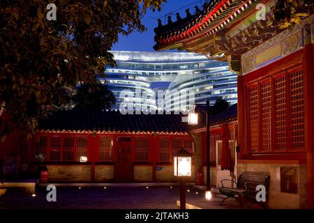 (220829) -- PECHINO, 29 agosto 2022 (Xinhua) -- Foto fornita da George Doupas mostra Tempio Zhihua di fronte al Galaxy SOHO edificio a Pechino, capitale della Cina, 14 settembre 2018. ANDARE CON 'attraverso la Cina: La bellezza di Pechino attraverso la lente di un fotografo greco' (George Doupas/Handout via Xinhua) Foto Stock