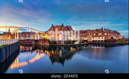 Enkhuizen è una città storica nella provincia dell'Olanda settentrionale. Si tratta del fronte mare con tipica architettura olandese. Foto Stock