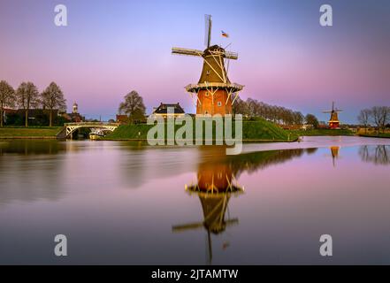 La città di Dokkum, nella provincia di Friesland, ha due mulini a vento che fungono da mulini a grano, la loro posizione panoramica li rende un'attrazione popolare. Foto Stock