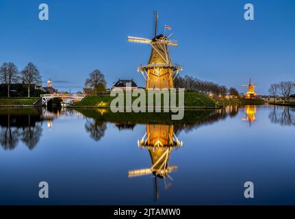 La città di Dokkum, nella provincia di Friesland, ha due mulini a vento che fungono da mulini a grano, la loro posizione panoramica li rende un'attrazione popolare. Foto Stock