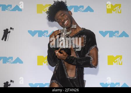 Newark, Stati Uniti. 28th ago, 2022. Lil NAS X ha vinto il Moon Person Award nella sala stampa del 2022 MTV Video Music Awards 'VMA's' al Prudential Center di Newark, NJ, domenica 28th agosto 2022. Foto di Gabriele Holtermann/UPI Credit: UPI/Alamy Live News Foto Stock