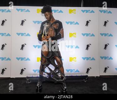 Newark, Stati Uniti. 28th ago, 2022. Lil NAS X ha vinto il Moon Person Award nella sala stampa del 2022 MTV Video Music Awards 'VMA's' al Prudential Center di Newark, NJ, domenica 28th agosto 2022. Foto di Gabriele Holtermann/UPI Credit: UPI/Alamy Live News Foto Stock