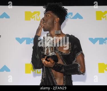 Newark, Stati Uniti. 28th ago, 2022. Lil NAS X ha vinto il Moon Person Award nella sala stampa del 2022 MTV Video Music Awards 'VMA's' al Prudential Center di Newark, NJ, domenica 28th agosto 2022. Foto di Gabriele Holtermann/UPI Credit: UPI/Alamy Live News Foto Stock