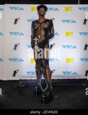 Newark, Stati Uniti. 28th ago, 2022. Lil NAS X ha vinto il Moon Person Award nella sala stampa del 2022 MTV Video Music Awards 'VMA's' al Prudential Center di Newark, NJ, domenica 28th agosto 2022. Foto di Gabriele Holtermann/UPI Credit: UPI/Alamy Live News Foto Stock