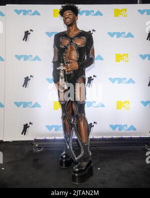 Newark, Stati Uniti. 28th ago, 2022. Lil NAS X ha vinto il Moon Person Award nella sala stampa del 2022 MTV Video Music Awards 'VMA's' al Prudential Center di Newark, NJ, domenica 28th agosto 2022. Foto di Gabriele Holtermann/UPI Credit: UPI/Alamy Live News Foto Stock